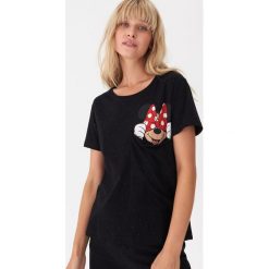 T-shirt z nadrukiem Minnie Mouse - Czarny. Czarne t-shirty damskie House, s, z nadrukiem, bez kołnierzyka. Za 39,99 zł.