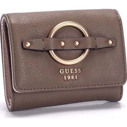 Guess Portfel "Dixie". Szare portfele damskie Guess, z aplikacjami, ze skóry. Za 179,00 zł.