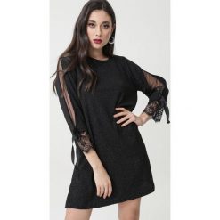 Czarna Sukienka Mania. Czarne sukienki damskie Born2be, s, bez wzorów, z dzianiny, eleganckie, z okrągłym kołnierzem, bez rękawów, mini, rozkloszowane. Za 89,99 zł.