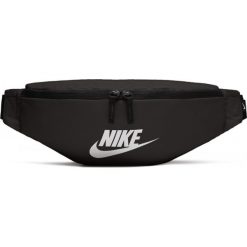 SASZETKA HERITAGE SPORTSWEAR. Czarne plecaki męskie Nike, w paski, z materiału. Za 89,99 zł.