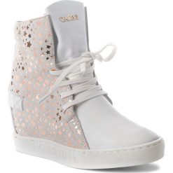Sneakersy CARINII - B3519 G34-L70-000-B88. Białe sneakersy damskie Carinii, z materiału. W wyprzedaży za 249,00 zł.