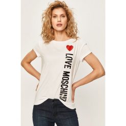 Love Moschino - T-shirt. Czarne bluzki damskie Love Moschino, z nadrukiem, z elastanu, z okrągłym kołnierzem, z krótkim rękawem. W wyprzedaży za 319,90 zł.