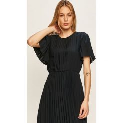Tommy Hilfiger - Sukienka. Różowe sukienki damskie TOMMY HILFIGER, na co dzień, bez wzorów, z elastanu, casualowe, z okrągłym kołnierzem, z krótkim rękawem, krótkie, mini, rozkloszowane. W wyprzedaży za 899,90 zł.