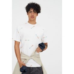 Kolorowa koszulka z krótkim rękawem. Białe koszulki męskie Pull&Bear, m, bez wzorów, bez kołnierzyka, z krótkim rękawem, krótkie. Za 34,90 zł.