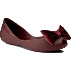 Baleriny MELISSA - Queen VII Ad 31980 Bordeaux 01187. Czerwone baleriny damskie lakierowane Melissa, z materiału. W wyprzedaży za 189,00 zł.