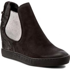 Botki CARINII - B3918 360-F12-000-B88. Czarne botki damskie na obcasie Carinii, z materiału. W wyprzedaży za 289,00 zł.