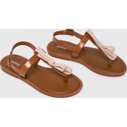 Melissa - Sandały Slim. Pomarańczowe klapki damskie Melissa, bez wzorów, z gumy, bez obcasa, na obcasie. W wyprzedaży za 139,90 zł.