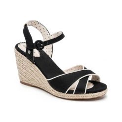 Sandały w kolorze czarnym. Czarne sandały damskie Melissa, Pepe Jeans, bez wzorów, z otwartym noskiem, bez obcasa, na koturnie, ze sprzączką. W wyprzedaży za 109,95 zł.
