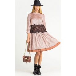 SUKIENKA TWINSET. Różowe sukienki damskie Twinset, na imprezę, w koronkowe wzory, z koronki, z okrągłym kołnierzem, bez rękawów, mini. Za 1039,00 zł.
