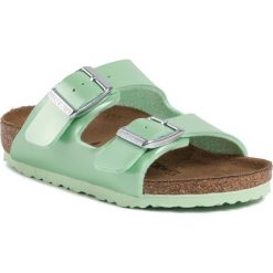 Klapki BIRKENSTOCK - Arizona Kids 1015557 M Electric Metallic Mineral. Zielone sandały dziewczęce Birkenstock, ze skóry ekologicznej, bez zapięcia. Za 169,00 zł.