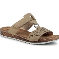 Klapki INBLU - VOAEOO01 Beige. Brązowe klapki damskie Inblu, z aplikacjami, ze skóry ekologicznej, bez obcasa. Za 99,99 zł.