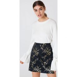 NA-KD Sweter z dzianiny z wiązanym rękawem - White. Białe swetry damskie NA-KD, bez wzorów, z elastanu, z długim rękawem, długie, bez kaptura. Za 121,95 zł.