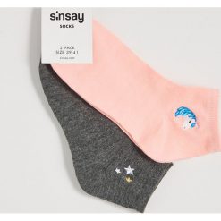 Skarpetki z haftem - Różowy. Różowe skarpetki damskie Sinsay, z haftami. W wyprzedaży za 4,99 zł.