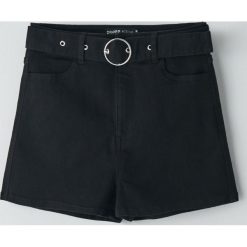 Szorty high waist z paskiem - Czarny. Czarne szorty damskie Cropp, bez wzorów, z podwyższonym stanem. W wyprzedaży za 48,99 zł.