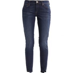 True Religion HALLE BROKEN Jeansy Slim Fit blue. Niebieskie rurki damskie marki True Religion. W wyprzedaży za 569,25 zł.