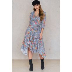 Trendyol Sukienka w kwiaty - Grey,Multicolor. Szare sukienki asymetryczne Trendyol, w kwiaty, z asymetrycznym kołnierzem. W wyprzedaży za 60,89 zł.