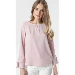 Różowa Bluzka Meregana. Różowe bluzki damskie Born2be, s, bez wzorów, eleganckie, z okrągłym kołnierzem, z długim rękawem. Za 69,99 zł.