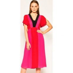 Sukienka koktajlowa Karl Lagerfeld Pleated Colour Block 201W1303. Różowe sukienki damskie KARL LAGERFELD, bez wzorów, z wiskozy, wizytowe, bez kołnierzyka, bez rękawów. Za 1699,00 zł.