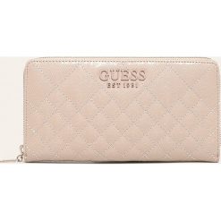 Guess Jeans - Portfel. Portfele damskie Guess Jeans, z aplikacjami, z poliesteru. W wyprzedaży za 179,90 zł.
