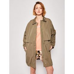 Parka Geox Pisa W0220K T2452 F3205. Zielone kurtki damskie Geox, bez wzorów, z poliesteru, bez kaptura. W wyprzedaży za 809,00 zł.