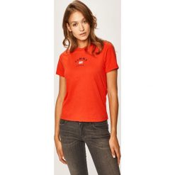 Tommy Jeans - T-shirt. Szare bluzki damskie Tommy Jeans, s, z aplikacjami, z bawełny, casualowe, z okrągłym kołnierzem, z krótkim rękawem. W wyprzedaży za 119,90 zł.
