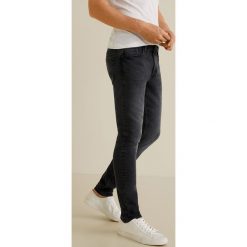 Mango Man - Jeansy Jude5. Szare jeansy męskie Mango Man, z aplikacjami. Za 139,90 zł.