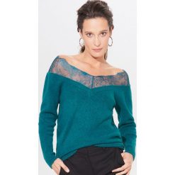 Sweter z koronkowym dekoltem - Khaki. Brązowe swetry damskie Mohito, s, bez wzorów, z koronki, bez rękawów, bez kaptura. Za 119,99 zł.