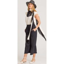 BLUZKA TWINSET Z ODPINANYM SZALEM. Białe bluzki damskie Twinset, z aplikacjami, z wiskozy, z włoskim kołnierzykiem, z długim rękawem. Za 473,40 zł.