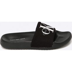 Calvin Klein Jeans - Klapki Chantal. Czarne klapki damskie Calvin Klein Jeans, bez wzorów, z jeansu, bez obcasa. W wyprzedaży za 159,90 zł.