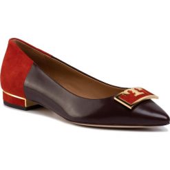 Półbuty TORY BURCH - Gigi 20MM Pointy Toe Flat 60316 Black Cherry/Bright Lava 565. Czerwone półbuty damskie Tory Burch, na co dzień, bez wzorów, ze skóry, bez obcasa, na obcasie, bez zapięcia. Za 1229,00 zł.