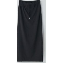Dzianinowa spódnica maxi - Czarny. Czarne spódniczki damskie Cropp, s, bez wzorów, z dzianiny, maxi. W wyprzedaży za 35,99 zł.