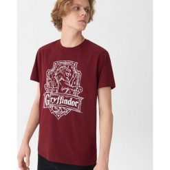 T-shirt Harry Potter - Bordowy. Czerwone t-shirty damskie House, xl, bez wzorów, bez kołnierzyka. W wyprzedaży za 29,99 zł.