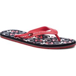 Japonki TOMMY HILFIGER - City Print Beach Sandal FM0FM01361 Tango Red 611. Czerwone klapki męskie TOMMY HILFIGER, z tworzywa sztucznego, bez zapięcia. W wyprzedaży za 109,00 zł.