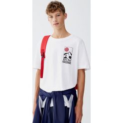 Koszulka z nadrukiem Wild Red Mountain. Białe koszulki męskie Pull&Bear, m, z nadrukiem, bez kołnierzyka, z krótkim rękawem, krótkie. Za 49,90 zł.