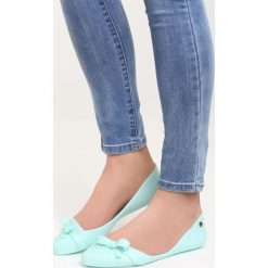 Zielone Balerinki Filament. Zielone baleriny damskie marki Born2be, z aplikacjami, bez obcasa, na płaskiej podeszwie. Za 39,99 zł.