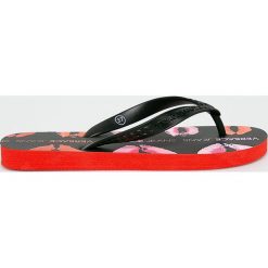 Versace Jeans - Japonki. Czarne klapki damskie Versace Jeans, bez wzorów, z jeansu, bez obcasa. W wyprzedaży za 99,90 zł.