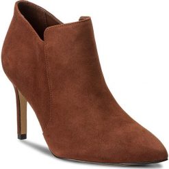 Botki CLARKS - Dinah Spice 261267084 Dark Tan Suede. Brązowe botki damskie na obcasie marki Clarks, z materiału. W wyprzedaży za 299,00 zł.