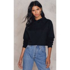 Bluzy polarowe: Josefin Ekström for NA-KD Krótka bluza z kapturem – Black