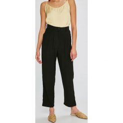 Answear - Spodnie Stripes Vibes. Czarne spodnie damskie ANSWEAR, s, bez wzorów, z bawełny, casualowe. W wyprzedaży za 34,90 zł.