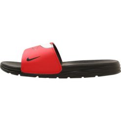Nike Performance BENASSI SOLARSOFT NBA Sandały kąpielowe red/white/black. Czerwone kąpielówki męskie Nike Performance, z tworzywa sztucznego. W wyprzedaży za 127,20 zł.