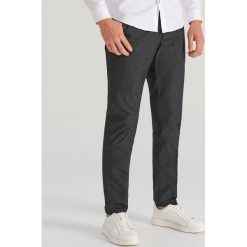 Eleganckie spodnie chino - Czarny. Czarne spodnie męskie Reserved, m, bez wzorów, eleganckie. W wyprzedaży za 69,99 zł.