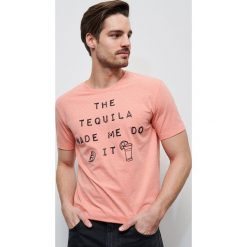 T-shirt z nadrukiem - Pomarańczowy. Pomarańczowe t-shirty damskie Reserved, s, z nadrukiem, bez kołnierzyka. Za 39,99 zł.