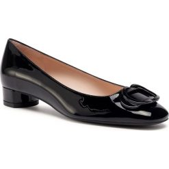 Półbuty STUART WEITZMAN - Anicia 25 Tonal Black. Czarne półbuty damskie Stuart Weitzman, na co dzień, z aplikacjami, ze skóry, bez obcasa, na obcasie, bez zapięcia. Za 1579,00 zł.