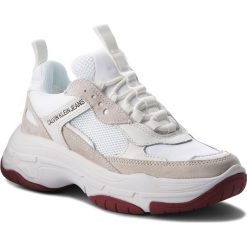 Sneakersy CALVIN KLEIN JEANS - Maya R0802 White. Białe półbuty damskie sznurowane Calvin Klein Jeans, na imprezę, bez wzorów, z jeansu, retro, bez obcasa, na koturnie. W wyprzedaży za 399,00 zł.