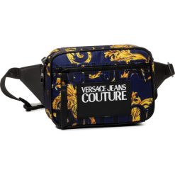 Saszetka nerka VERSACE JEANS COUTURE - E1YVBB23 71427 239. Niebieskie nerki damskie Versace Jeans Couture, bez wzorów, z jeansu, młodzieżowe, bez dodatków. W wyprzedaży za 479,00 zł.
