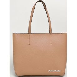 Calvin Klein Jeans - Torebka. Różowe torebki klasyczne damskie Calvin Klein Jeans, z jeansu, duże. Za 539,90 zł.