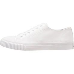 Calvin Klein Jeans IACO Sneakersy niskie white. Białe trampki męskie Calvin Klein Jeans, bez wzorów, z jeansu, bez zapięcia. Za 469,00 zł.