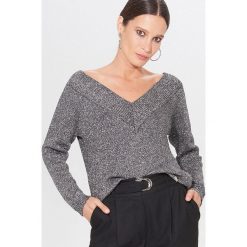Połyskujący sweter z dekoltem V - Szary. Szare swetry damskie Mohito, s, bez wzorów, bez rękawów, bez kaptura. Za 119,99 zł.