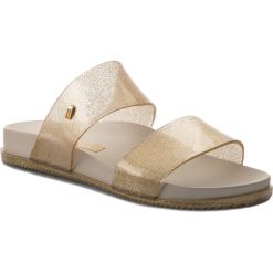 Klapki MELISSA - Cosmic Ad 31613 Beige/Gold 50851. Żółte klapki damskie marki Melissa, bez wzorów, z tworzywa sztucznego, bez obcasa. W wyprzedaży za 179,00 zł.