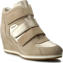 Sneakersy GEOX - D Illusion D D7254D 022BV CH62L Lt Taupe/Lt Gold. Brązowe półbuty damskie Geox, na co dzień, bez wzorów, ze skóry, bez obcasa, na koturnie, na rzepy. W wyprzedaży za 279,00 zł.